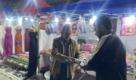 طلبة قسم إدارة الأعمال يوزعون المصحف الشريف (القرآن الكريم) على المواطنين