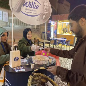 طلبة من قسم إدارة الأعمال يوزعون خاتم التسبيح في أربيل