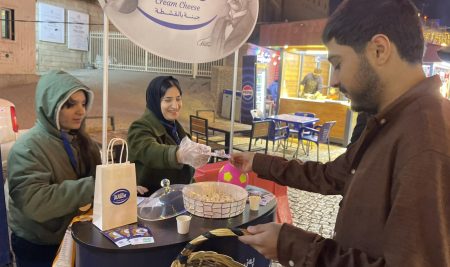 طلبة من قسم إدارة الأعمال يوزعون خاتم التسبيح في أربيل