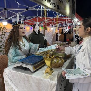 فێرخوازێکی بەشى مایکرۆبایۆلۆجى پزیشکى ڕۆژمێری ڕەمەزان دابەش دەکات و هۆشیاری دەربارەی سەلامەتی خۆراک بڵاو دەکاتەوە