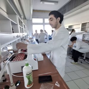 طلبة جامعة جيهان-أربيل يشاركون في تدريب تخصصي حول “علم الإنزيمات” بجامعة SGGW في بولندا