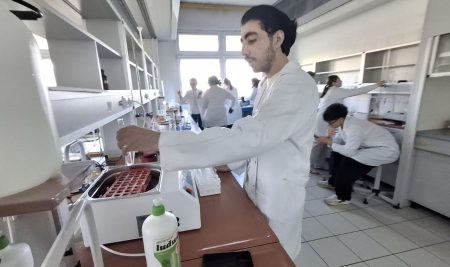 طلبة جامعة جيهان-أربيل يشاركون في تدريب تخصصي حول “علم الإنزيمات” بجامعة SGGW في بولندا