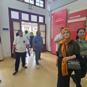 تدريسية في قسم الهندسة المعمارية تشارك في زيارة ثقافية إلى مدينة لونغيان في الصينية