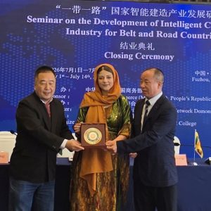 تدريسية في قسم الهندسة المعمارية تشارك في حفل اختتام البرنامج التدريبي لتطوير صناعة البناء الذكي في الصين