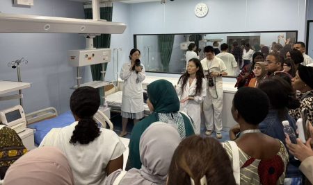مامۆستایەکى بەشى شیکارى تاقيگەی پزيشكی، بنکەی ڕاهێنانی کارامەیی و مۆزەخانەی مێژوویی لە شەنگەهای بەسەر دەکاتەوە