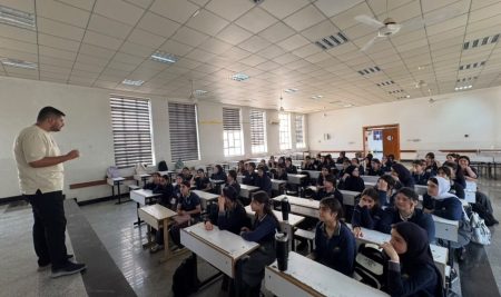 طلبة قسم اللغة الإنجليزية ينظمون نشاطًا تعليمياً في مدرسة رونيا الثانوية