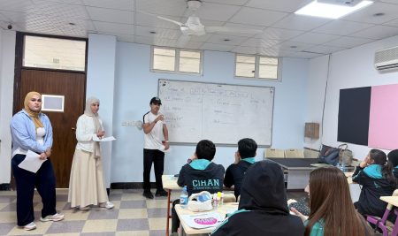 طلبة قسم اللغة الإنجليزية ينفذون أنشطة لتعليم المفردات في مدرسة جيهان الدولية