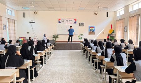 طلبة قسم الترجمة ينظمون نشاطاً توعوياً في إعدادية شام الحكومية للبنات
