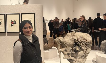 فێرخوازێکی زانکۆی جیهان-هەولێر لە پۆڵندا گەلەری نیشتمانی زاخێنتاى تایبەت بە هونه‌ری هاوچەرخى بەسەرکردەوە