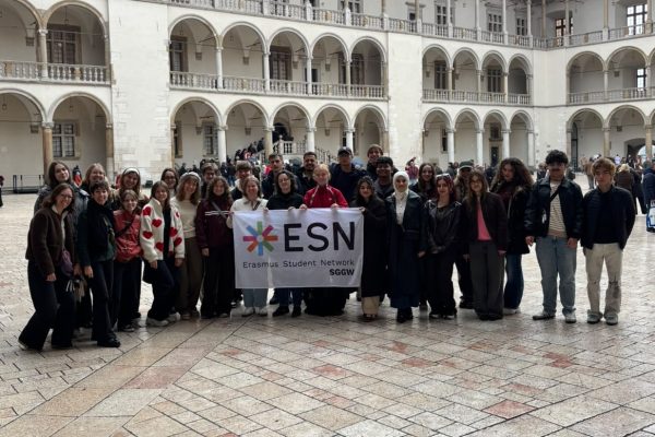 Cihan University–Erbil Students Conduct an Educational and Cultural Visit to Wawel Castle in Poland (1)