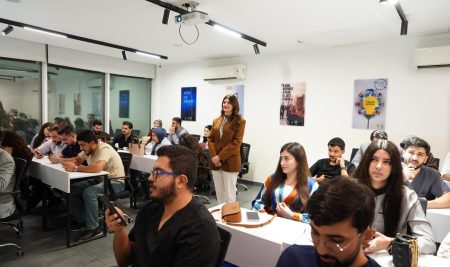 طلبة كلية طب الأسنان يشاركون في الندوة العلمية «DENTOVATE 2026» حول حالات فشل علاج العصب