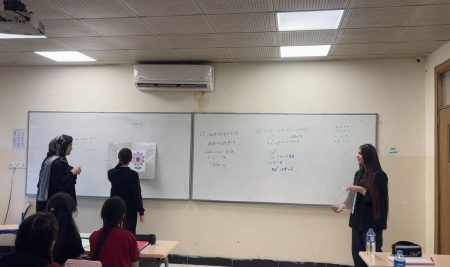 طلبة من قسم اللغة الإنجليزية ينظمون نشاطاً تعليمياً وإبداعياً في مدرسة هولير الثانية الابتدائية