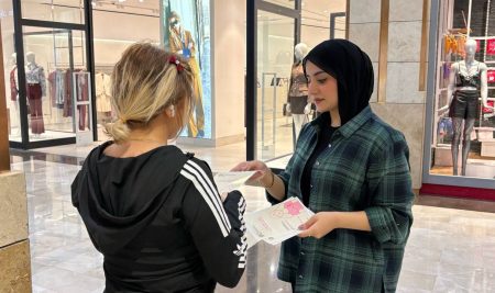 طلبة قسم التصميم الجرافيكي ينفّذون حملة توعوية حول السرطان في گولان مول