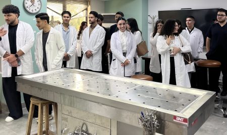 فێرخوازانی کۆلێژی دەرمانسازی سەردانێکی زانستی بۆ تاقیگەی توێکاری لە زانکۆی هەولێری پزیشکی ئەنجام دەدەن