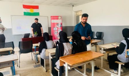 طلبة من قسم تقنيات التصوير الشعاعي يلقون محاضرة توعوية في إعدادية لازاني المختلطة