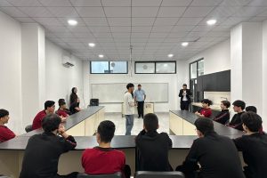 English Language Department Students Conduct a Seminar on Integrating AI into English Conversation Practice (3)
