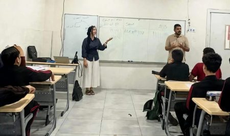 فێرخوازانی بەشی زمانی ئینگلیزی باس لە کارامەییەکانی گوێگرتن لە ڕێگەی پۆدکاست و ڤیدیۆو بۆ قوتابیانى قوتابخانەی ئامادەیی هەولێر دەکەن