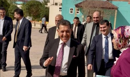 سەرۆکى زانکۆى جیهان-هەولێر؛ پیشانگەى هونەری «داری ڕیبۆنی پەمەیی» فێرخوازانی بەشی پەروەردەی گشتی بەسەرکردەوە