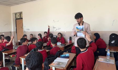 طلبة قسم التربية الأساسية ينظمون نشاطاً تعليمياً في مدرسة روشنايي الابتدائية المختلطة