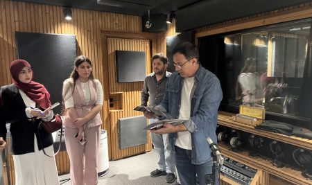 Graphic Design Department Students Visit Artin Crown Media Production Company