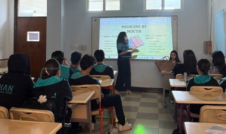 طلبة كلية الصيدلة يبحثون عن الدواء ومهنة الصيدلة في مدرسة جيهان الإعدادية