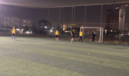 طلبة من قسم الإعلام يخوضون مباراة ودية ضد فريق قناة “سپيدة” الفضائية