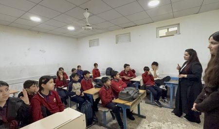 طلبة قسم الإعلام يقدمون ندوة حول الأساليب الصحيحة للدراسة في مدرسة آشتي الابتدائية