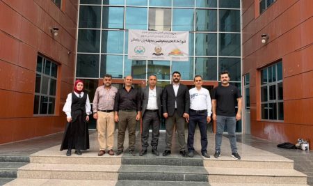 طلبة قسم الإعلام يقدمون ندوة حول أهمية العمل الجماعي والتعاون في مدرسة مولوي الابتدائية