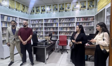 فێرخوازانی بەشی ڕاگەیاندن سەردانی كتێبخانەی ناوەندیی دەزگای خانی لە دهۆك دەكەن