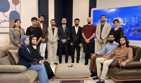 لە شارى دهۆك، فێرخوازانی بەشی ڕاگەیاندن؛ نووسینگەی كەناڵی ئاسمانیی سپێدە بەسەردەکەنەوە