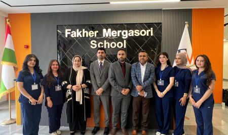 فێرخوازانی بەشی شیکاریی تاقیگەی پزیشکیی گروپی خوێنى قوتابیانى قوتابخانەی فاخر مێرگەسۆری دیارى دەکەن