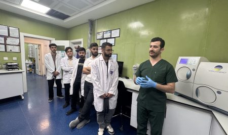 فێرخوازانی بەشی شیکاریی تاقیگەیی پزیشکی نەخۆشخانەی بەلسەم بەسەردانێکى زانستى بەسەردەکەنەوە