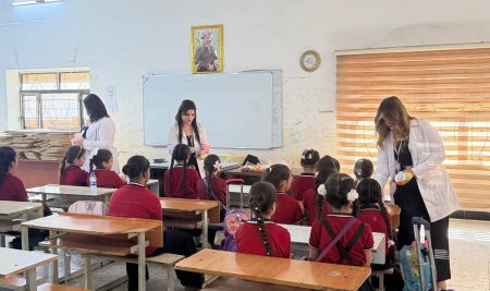 طلبة من قسم العلوم الطبية الحيوية يعززون الوعي بمخاطر السكر والتغذية الصحية بين تلاميذ المدارس