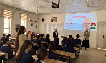 فێرخوازانی بەشى بایۆمیدیکاڵ هۆشیاری لەبارەی زیانەکانی بۆیەی نینۆک و  جوانکاری لە قوتابخانەیەک بڵاودەکەنەوە