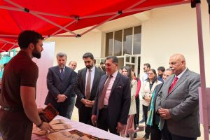 پرۆفیسۆر دکتۆر ئەمجەد سابر دەلۆ سەرۆکى زانکۆى جیهان-هەولێر پیشانگەیەکى خۆراکی بە بۆنەی ڕۆژی جیهانیی خۆراکەوە کردەوە (2)