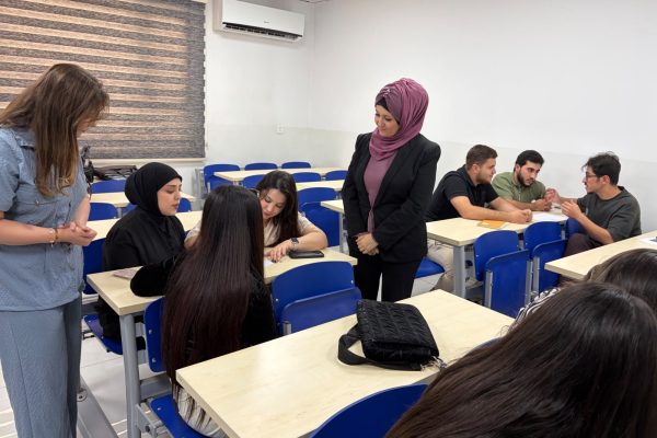 فێرخوازانی بەشی وەرگێڕان سیمینارێک دەربارەی وەرگێڕان و بیرکردنەوەی ڕەخنەگرانە پێشکەش بە فێرخوازانى پەیمانگەى جیهان دەکەن
