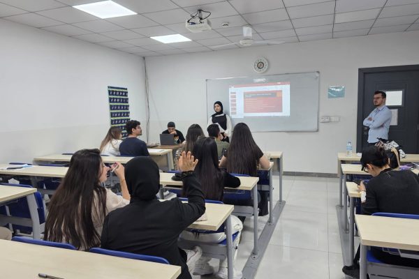 فێرخوازانی بەشی وەرگێڕان سیمینارێک دەربارەی وەرگێڕان و بیرکردنەوەی ڕەخنەگرانە پێشکەش بە فێرخوازانى پەیمانگەى جیهان دەکەن
